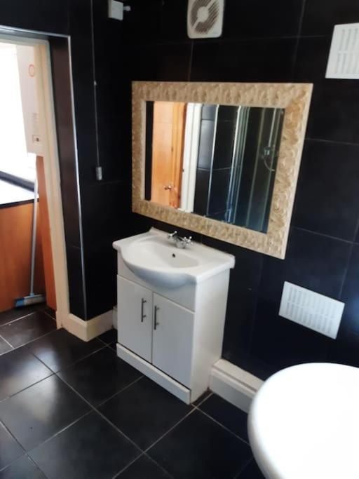Medway Getaway - 3 Bed Home With Luxury Bathroom 查塔姆 外观 照片