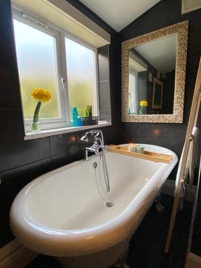 Medway Getaway - 3 Bed Home With Luxury Bathroom 查塔姆 外观 照片